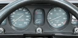 Lenkrad, Instrumente und Schaltknüppel aus Perspektive Fahrer